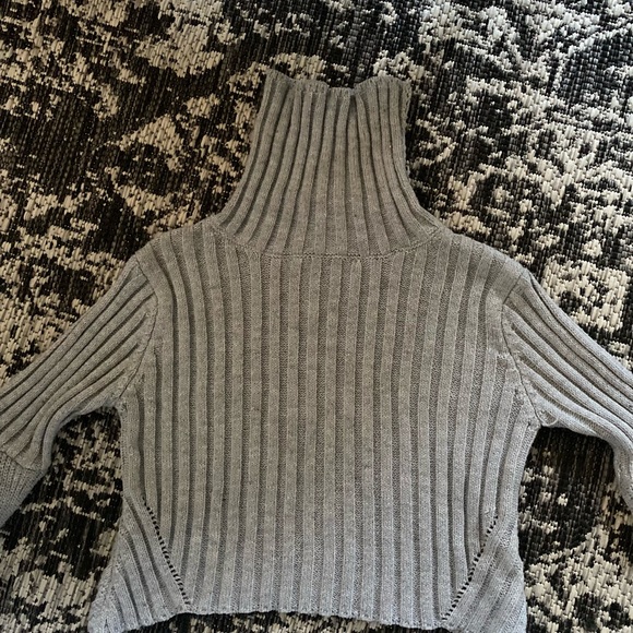 Grey turtleneck crop-top sweater - Picture 3 of 3